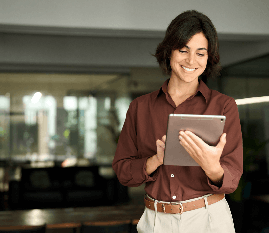 Mitarbeiterin nutzt Aplano auf einem Tablet